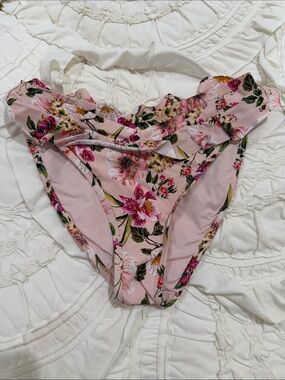 Hanky Panky ruffle trim V-cut bikini bottoms in a botanical print sz small